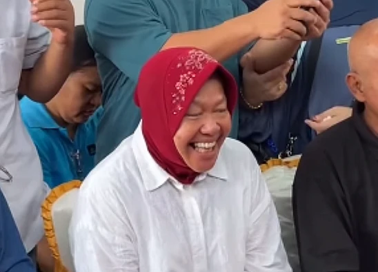 Tangkap layar video yang menampilkan calon gubernur Jawa Timur, Tri Rismaharini saat melakukan pencoblosan di TPS pada Pilkada Jatim 2024