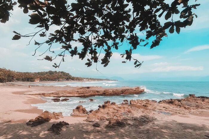 <p>Ket Foto: Pesona Pantai Karang Hawu Sukabumi (Foto/Instagram/@bludabadee320)	</p>
