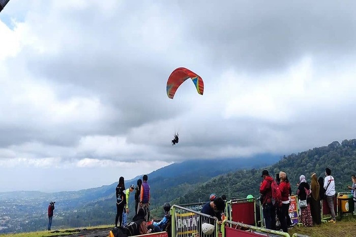 <p>Ket Foto: Pesona Fly Indonesia Paradigling Bogor (Foto/Instagram/@infopuncak.bgr)</p>
