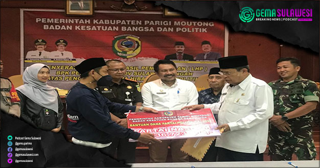 <p>Wakil Bupati Parimo, Badrun Nggai, menyerahkan dana hibah kepada perwakilan 13 Parpol. (Foto/Istimewa) </p>
