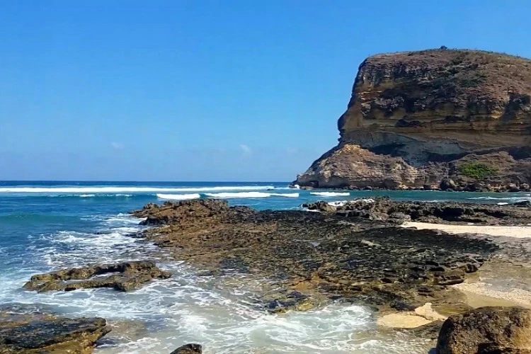 Ket Foto: Foto dari objek wisata Lombok, Pantai Gerupuk (Foto/Youtube/Yadi PS)