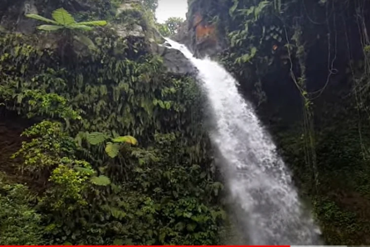 Ket Foto: Foto dari objek wisata Lombok, Air Terjun Segenter (Foto/Youtube/yanta PS)
