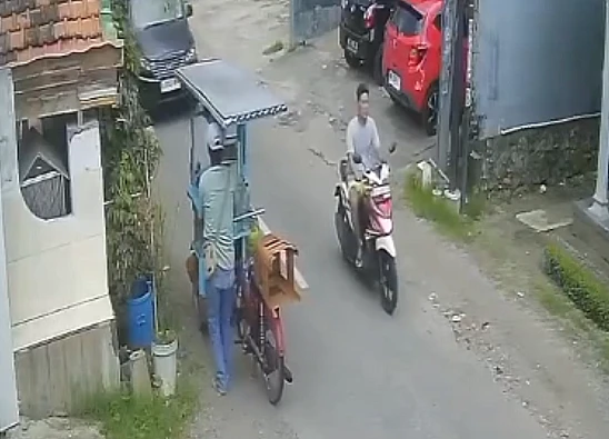 Tangkap layar video viral yang menampilkan momen ketika sebuah mobil menabrak pedagang bakso di Kediri, Jatim