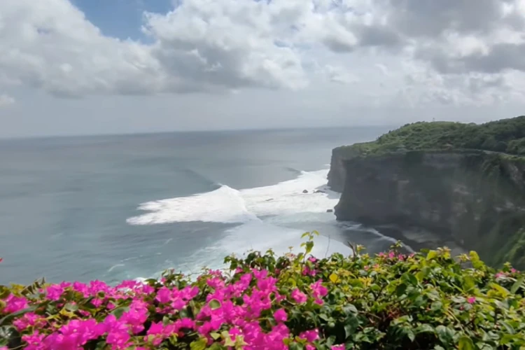 Ket Foto: Pura Luhur Uluwatu yang Merupakan Salah Satu Tempat Wisata di Bali