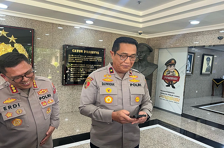 Polisi mengungkap KTP warga Desa Kohod dicatut untuk sertifikat pagar laut. Dugaan pemalsuan dokumen dan aliran dana diselidiki.