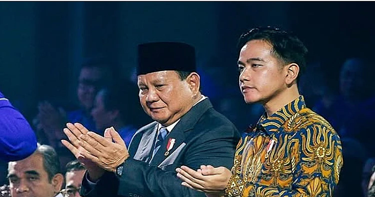 Potret Wakil Presiden RI, Gibran Rakabuming Raka saat berada di samping Presiden RI, Prabowo Subianto