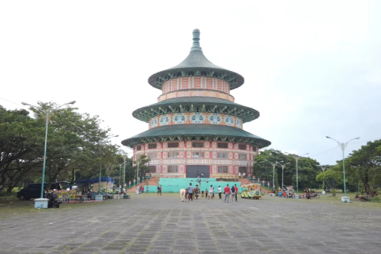 Ket Foto: Pagoda Tian Ti yang Terletak di Surabaya