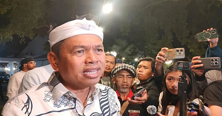 Potret Gubernur Jawa Barat Dedi Mulyadi ketika menyampaikan keterangan kepada awak media