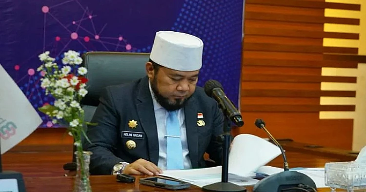 Potret Gubernur Bengkulu Helmi Hasan yang sedang ketika mengikuti suatu acara rapat