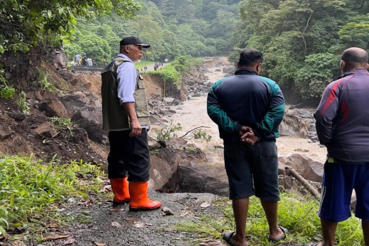 Gubernur Sumatera Barat, Mahyeldi meninjau langsung wilayah terdampak banjir bandang yang melanda di 3 daerah.
