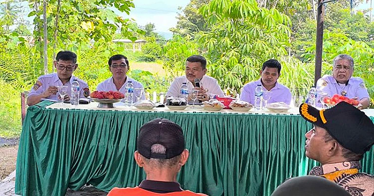 Potret Potret Wakil Bupati Parigi Moutong Abdul Sahid saat berkunjung di Desa Kayuboko