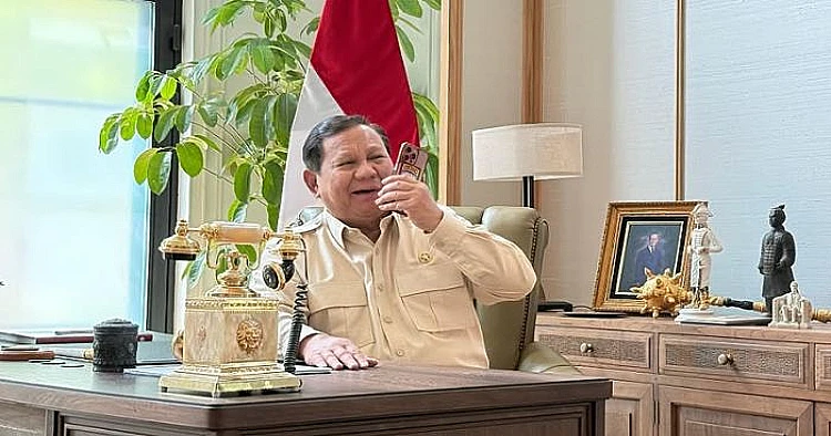 Potret Presiden RI, Prabowo Subianto ketika menelpon seseorang