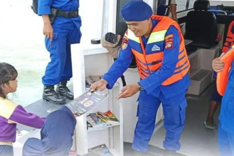 Ket. Foto: Polres Donggala Membuka Perpustakaan Apung