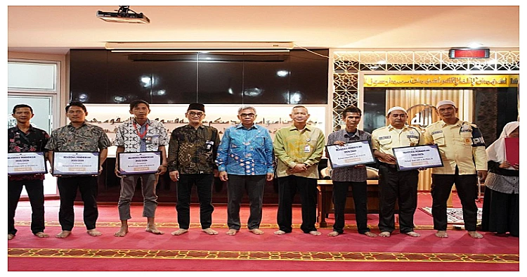 KPK memberikan beasiswa kepada anak dhuafa.