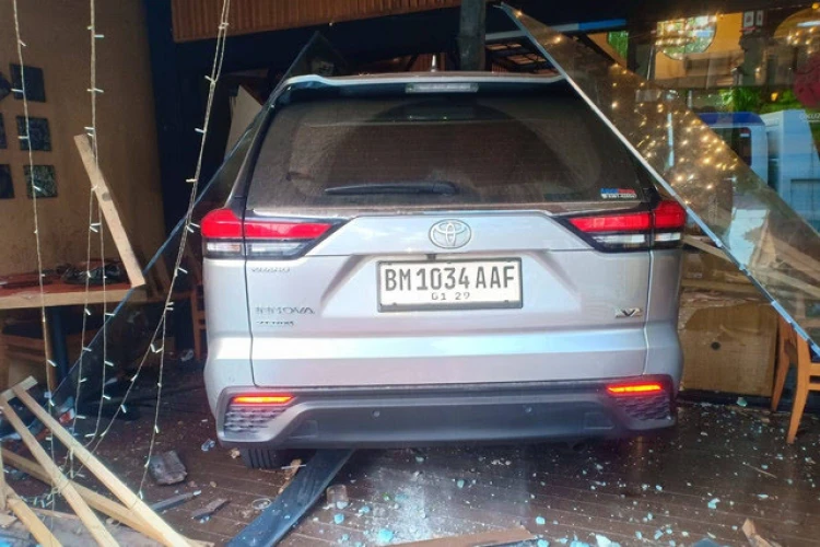 Pria tabrak restoran di Senopati, Jakarta Selatan. Polisi selidiki kasus lebih lanjut.
