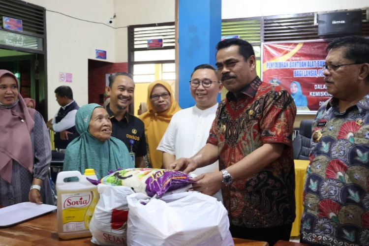 Ket. Foto: Bantuan dalam Program Atensi Diserahkan Langsung oleh Pj Bupati Pinrang, H. Ahmadi Akil