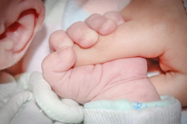 Bayi 19 bulan terdiagnosis kanker ovarium, menjalani operasi, dan kini berjuang untuk sembuh.