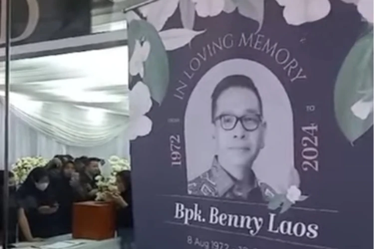 Jenazah Benny Laos tiba di Rumah Duka RSPAD Gatot Soebroto, Jakarta, setelah kecelakaan tragis yang merenggut nyawanya.