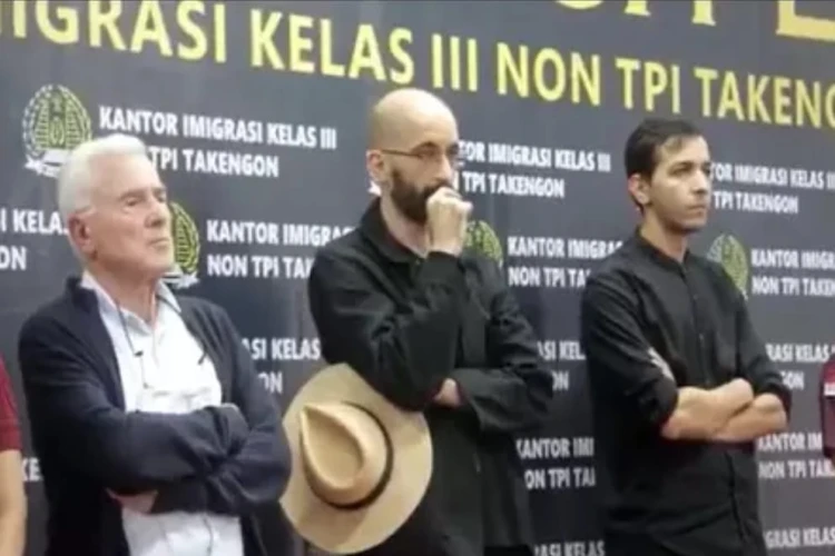 Tiga WNA Prancis dideportasi oleh Imigrasi Aceh Tengah setelah terlibat dalam kampanye politik tanpa izin.
