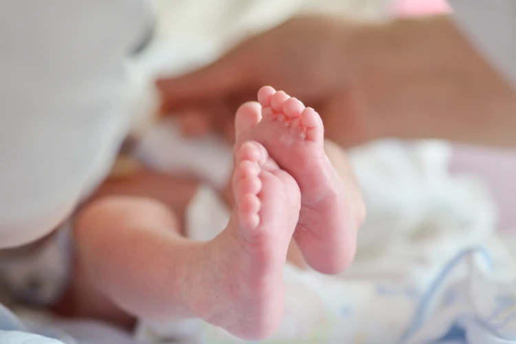 Daneen Auni Riksi, bayi 19 bulan, berjuang melawan kanker ovarium dengan semangat. Begini kondisinya sekarang.