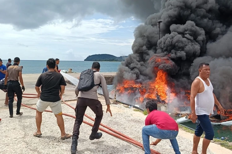 Data terbaru korban kecelakaan speedboat di Maluku Utara. Evakuasi dihentikan, enam orang meninggal, dan sepuluh selamat.