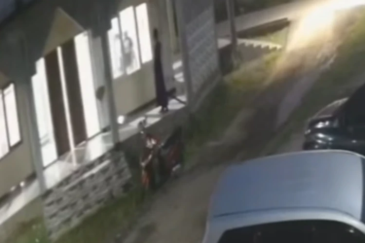 Tangkap layar rekaman CCTV ketika dua pelaku pencurian kotal amal melakukan aksinya di salah satu mushola di Pekalongan