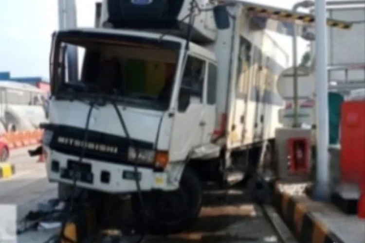 Kecelakaan truk menabrak portal Tol Jatikarya akibat rem blong, evakuasi sedang dilakukan oleh tim.