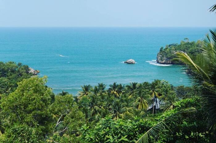 <p>Ket Foto: Pesona Pantai Ngenesan Jawa Timur (Foto/Instagram/@sasmitaedo)</p>
