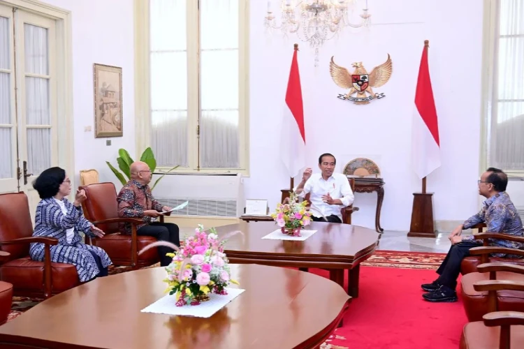 Ket. Foto: Presiden Jokowi Dilaporkan Menggunakan Hak Pilihnya Bersama dengan Ibu Negara