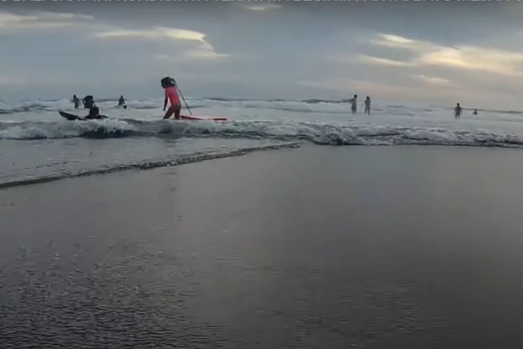 Ket Foto: Pantai Batu Mejan dengan Keindahan Alam yang Alami