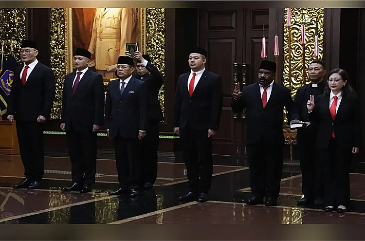 Potret momen pelantikan staf khusus Menteri Pertahanan RI, Sjafrie Sjamsoeddin