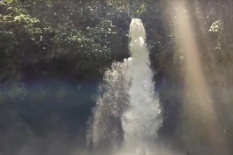 Ket Foto: Air Terjun Telunjuk Dewa Raung