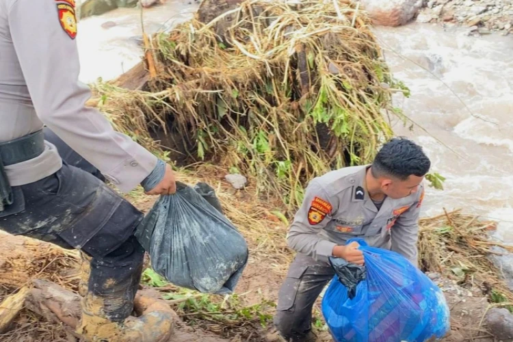 Ket. Foto: Warga Kabupaten Pesisir Selatan Menjalani Ibadah Puasa di Tenda Darurat