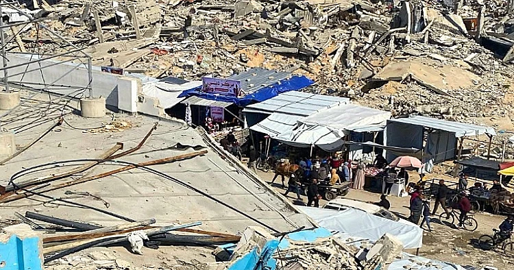 Ket. Foto: Pasukan Penjajah Israel Menembaki Rumah-Rumah Palestina di Kota Gaza