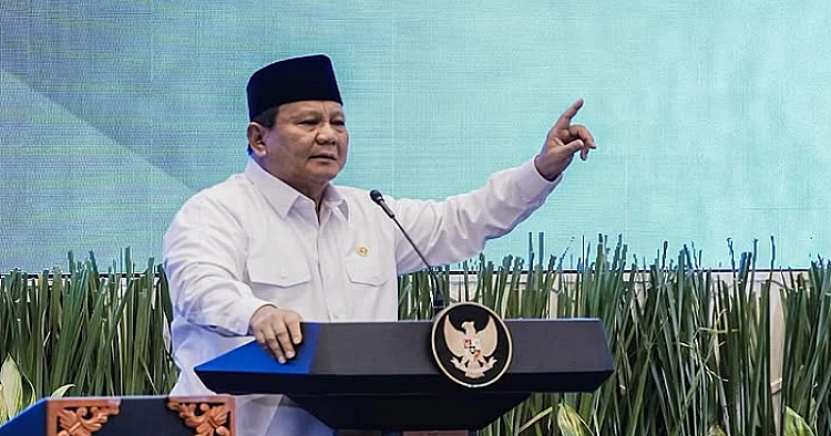 Potret Presiden RI Prabowo Subianto saat pidato di acara peluncuran mekanisme penyaluran baru untuk tunjangan guru Aparatur Sipil Negara di daerah