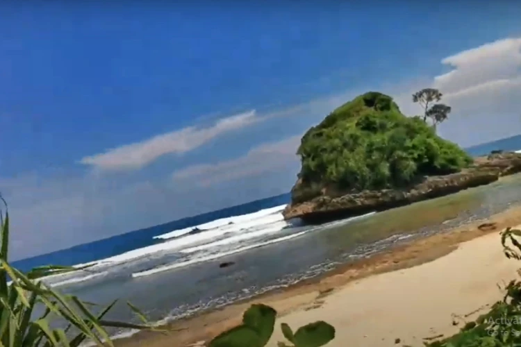 Ket Foto: Pantai Jonggring Saloko