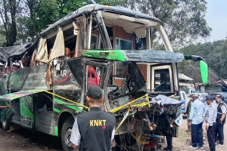 Polisi tetapkan sopir bus rombongan siswa SMK Lingga Kencana dalam kecelakaan maut yang menewaskan 11 orang.