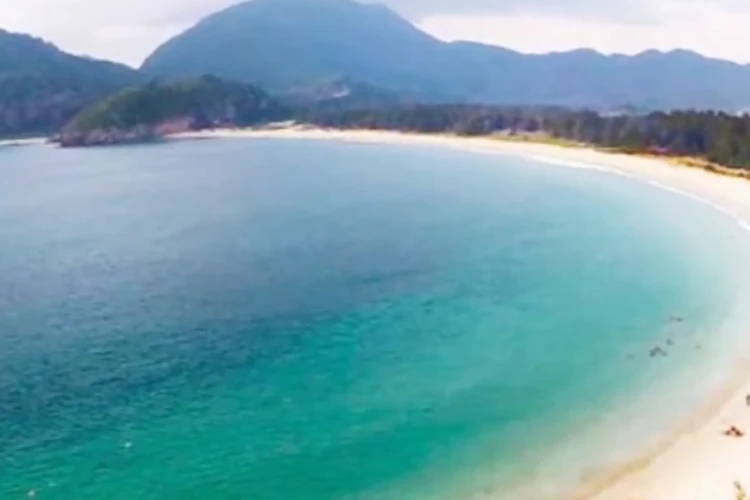Ket Foto: Pantai Kuala Merisi yang Hadirkan Keindahan Alam Menakjubkan