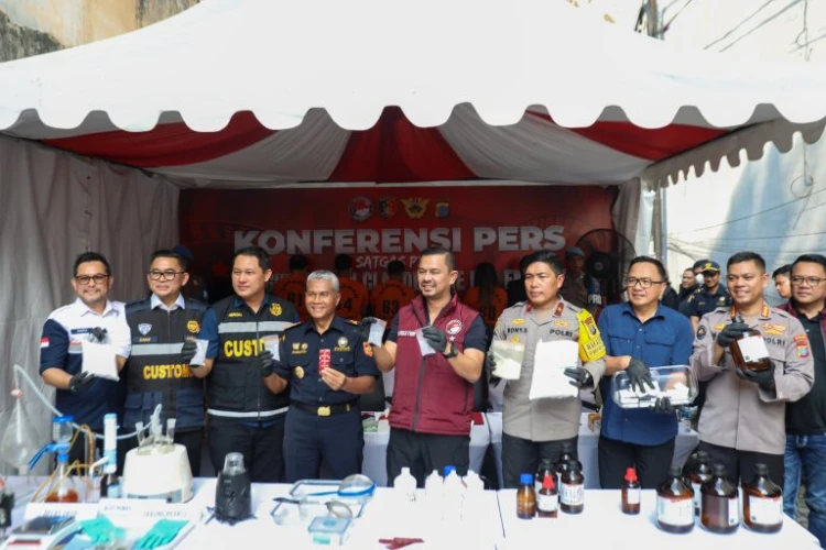 Polisi berhasil membongkar pabrik narkoba esktasi yang sudah dijalankan pasutri di Medan ini selama 6 bulan terakhir.