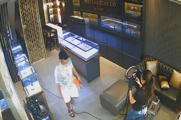 Toko jam tangan mewah di kawasan PIK 2 dirampok hingga sebabkan kerugian hingga belasan miliar rupiah.