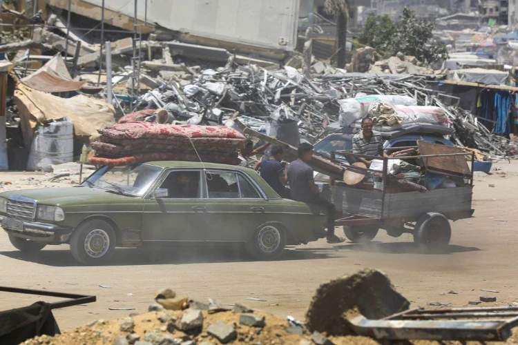 Ket. Foto: Brigade Al-Qassam Menyampaikan Pejuangnya Menghancurkan Sejumlah Kendaraan Militer Penjajah Israel