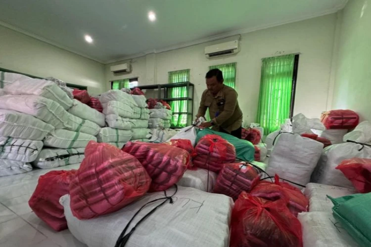 Ket. Foto: Kain Seragam Sekolah Gratis untuk 5840 Siswa SD dan SMP Didistribusikan oleh Pemkot Madiun