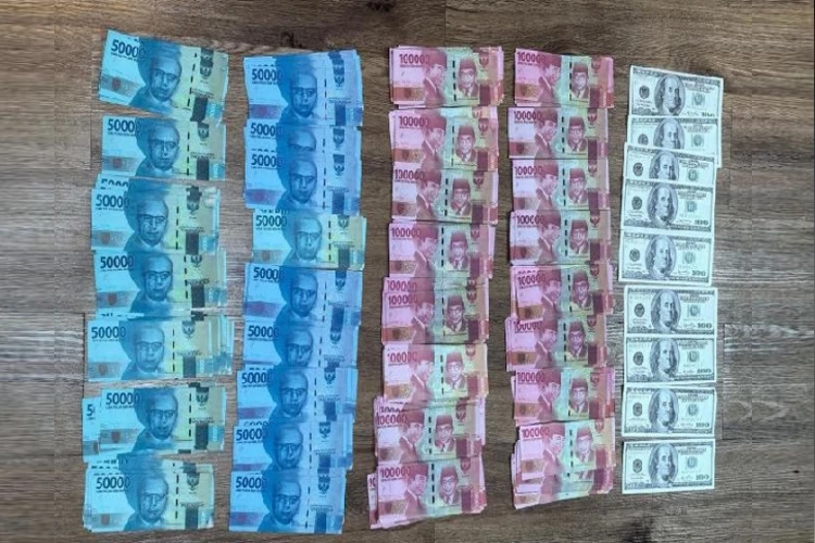 Operasi penangkapan uang palsu di Bekasi hasilkan 10 tersangka. Sindikat ini mencetak dan mengedarkan Rp1,2 miliar.