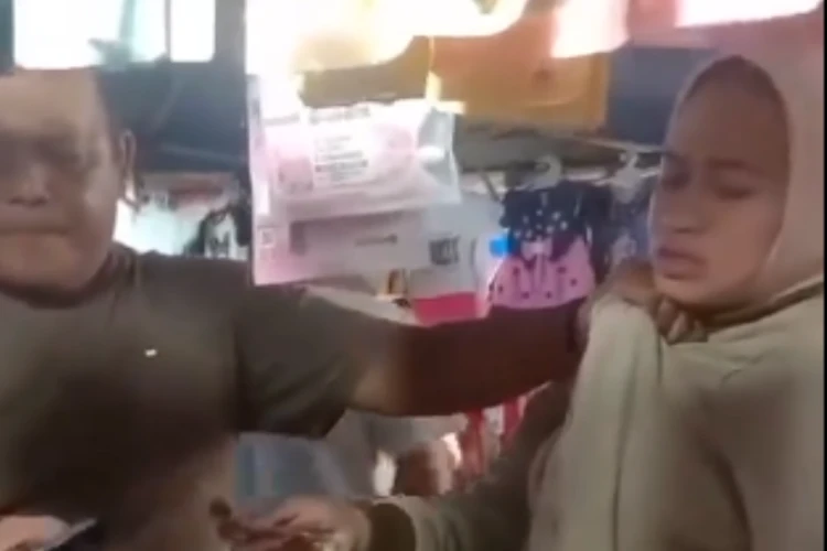 Tangkap layar video pedagang laki-laki di salah satu pasar di Sukabumi menangkap wanita pencuri barang yang kerap melakukan aksinya