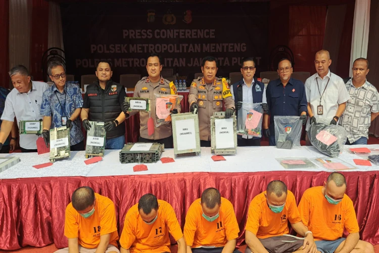 Pencurian modul BTS oleh komplotan terungkap, mengakibatkan kerugian sebesar Rp120 miliar bagi provider komunikasi.