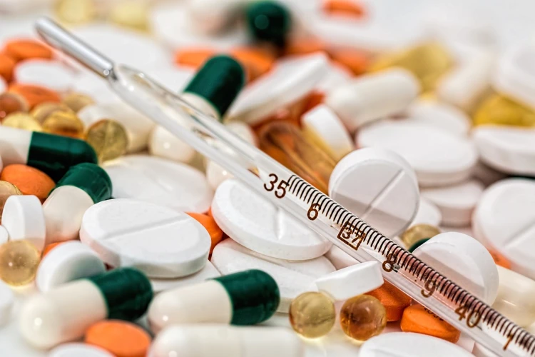 Baby sitter di Surabaya ditahan usai terbukti memberikan obat keras secara paksa kepada balita majikannya.
