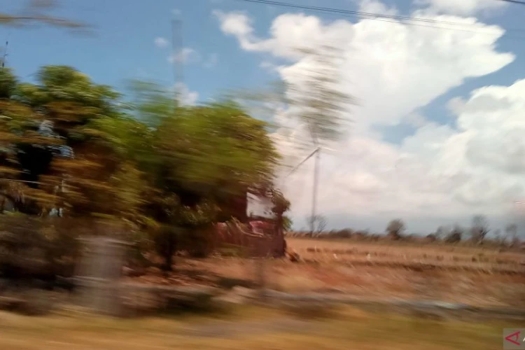 Ket. Foto: Pemkab Maros Menyalurkan Air Bersih ke 9 Kecamatan yang Mengalami Krisis Air Bersih