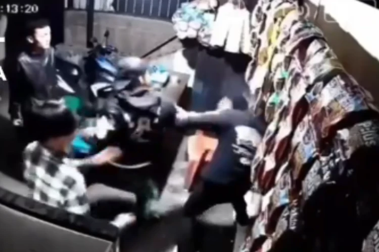Tangkap layar video peristiwa pengeroyokan seorang pemuda di Bandung yang diduga geber-geber knalpot motor bisik hingga ganggu warga