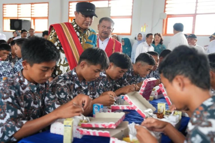 Ket. Foto: Pj Gubernur Sulbar, Bahtiar Baharuddin, Melakukan Uji Coba Makan Gratis di Mamasa