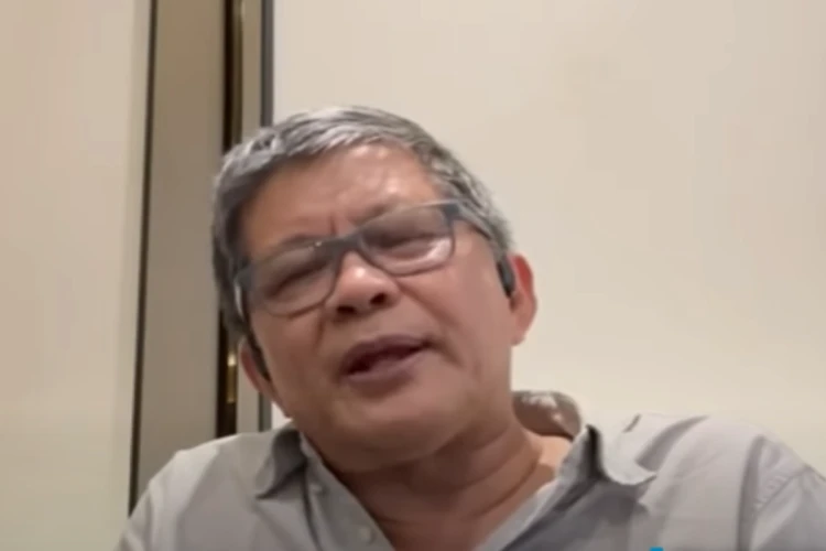 Tangkap layar video Rocky Gerung ketika mengomentari kabar UI menangguhkan kelulusan studi doktoral Bahlil Lahadalia